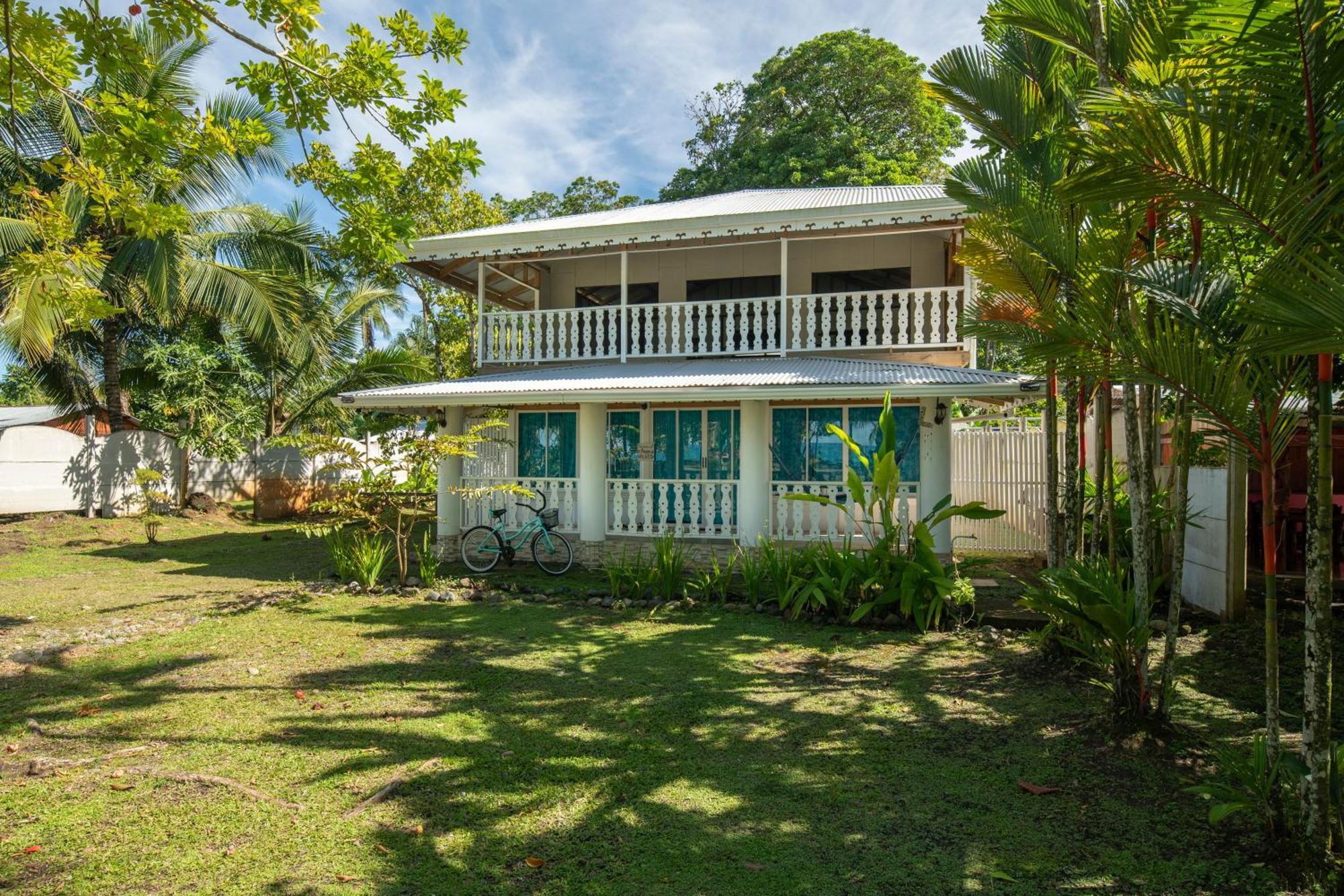 Casa Blanca Beachfront House With Shared Pool Access Pangea Lodge Manzanillo  Exterior photo